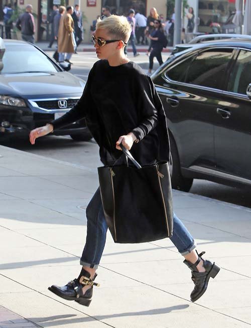 miley-cyrus-black-balenciaga-ceinture-high-derby-cutout-boot-shoes-Celine-Bag-Gianni-Versace-S65-16L-Front-Vintage-Sunglasses-Upscalehype-4